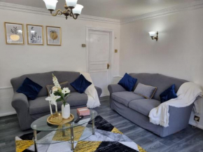 Modern 2-Bed Home - Private Garden Parking & WiFi